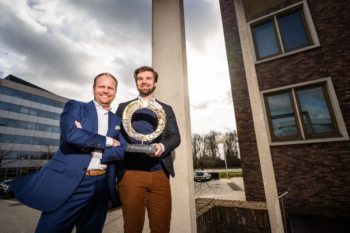 Alexander van Kleef  (rechts) en Ron Schamp van Janssen en de Jong Hengelo, het bedrijf dat een prijs won voor zijn innovatieve manier van bouwen.