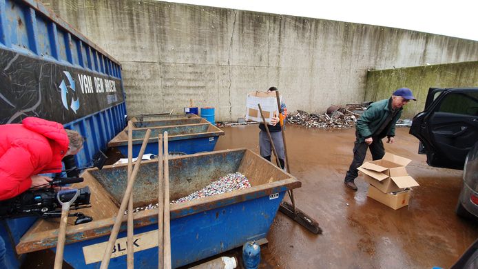 Thijs Brosens ging woensdag samen met zijn vader Jan voor de eerste keer naar Van den Broeck Recycling in Oud-Turnhout. Hij bracht er maar liefst 840 kilogram blikjes en dopjes binnen en kreeg daarvoor zo'n 500 euro.