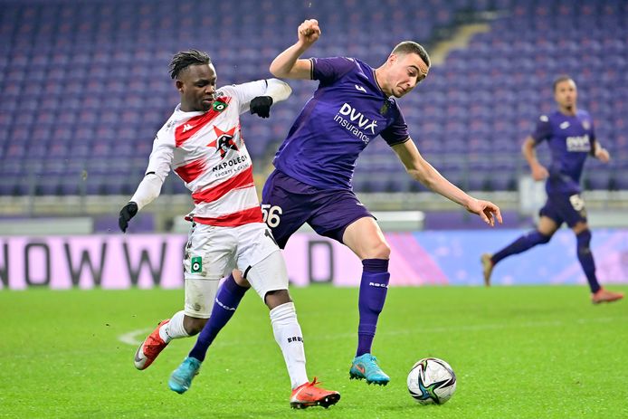 Zeno Debast in duel met Cercle-uitblinker Rabbi Matondo.