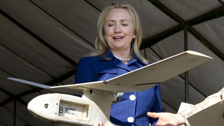 Minister van Buitenlandse Zaken Hillary Clinton houdt een drone vast. Beeld AFP