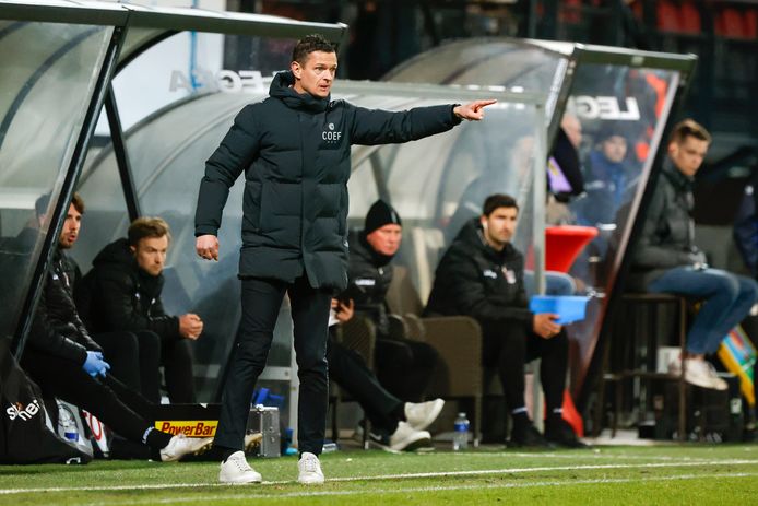 NEC-trainer Rogier Meijer geeft zijn spelers instructies tijdens de thuiswedstrijd tegen Sparta Rotterdam.