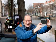 Jan Willem laat vooral de leuke en kneuterige dingen in Schiedam zien: ‘Ik duik overal op’