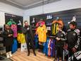 Wethouder Sunita Biharie (links) en Steven Berghuis (midden) tijdens de opening van Sportspullenbank in Apeldoorn Zuid.