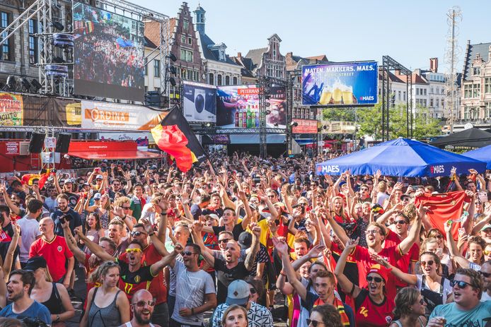 Geliefde Nietje Kalksteen EK voetbal: cafés mogen schermen zetten, groot scherm op een plein nog niet  uitgesloten | Gent | pzc.nl