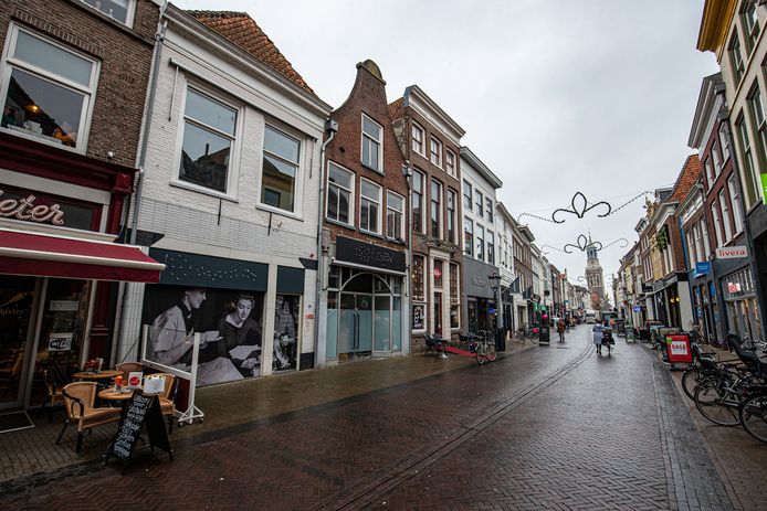 Dichtgeplakte panden door zorgaanbieders. In de Oudestraat is het ‘omkatten’ van bedrijfspanden al te ver gegaan, vindt de gemeente.