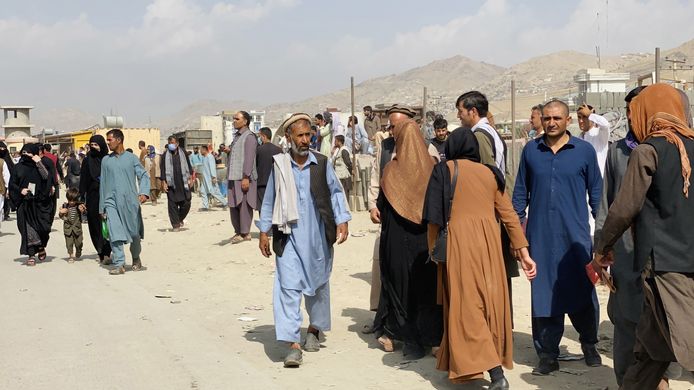 Des Afghans se rassemblent devant l'aéroport international Hamid Karzai pour fuir le pays, à Kaboul, en Afghanistan, le 19 août 2021.