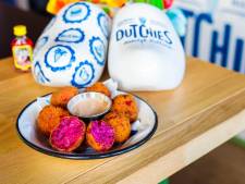 Gelig van buiten, felroze van binnen: Flügelbitterbal als nieuwe carnavalssnack in Tilburg