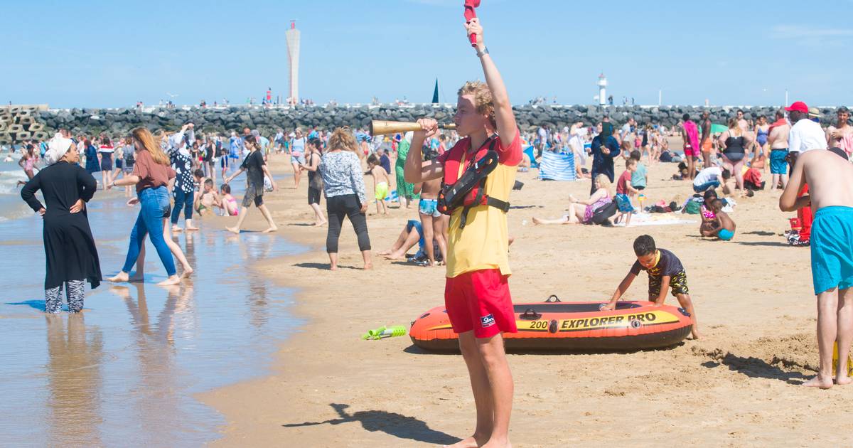 Bij De Redders Op Het Strand Van Oostende Waar Shekina 17 Stierf Elke Week Halen We Hier Tien Niet Zwemmers Uit Zee Binnenland Hln Be