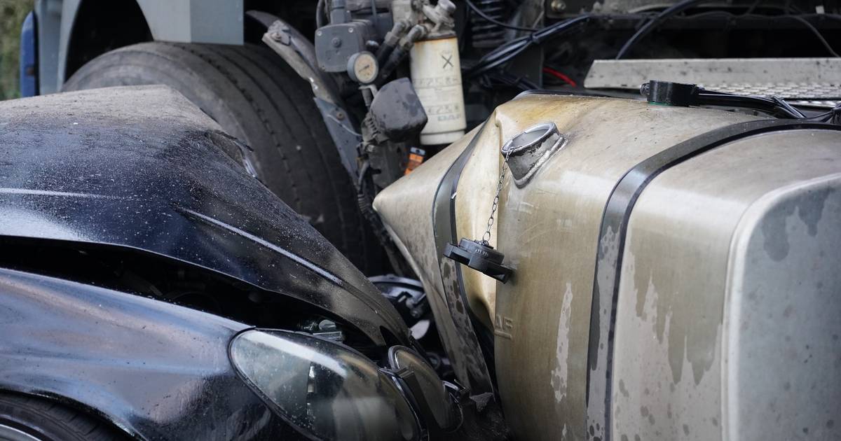 Automobilist heeft engeltje op schouder bij botsing op vrachtwagen in Dongen.