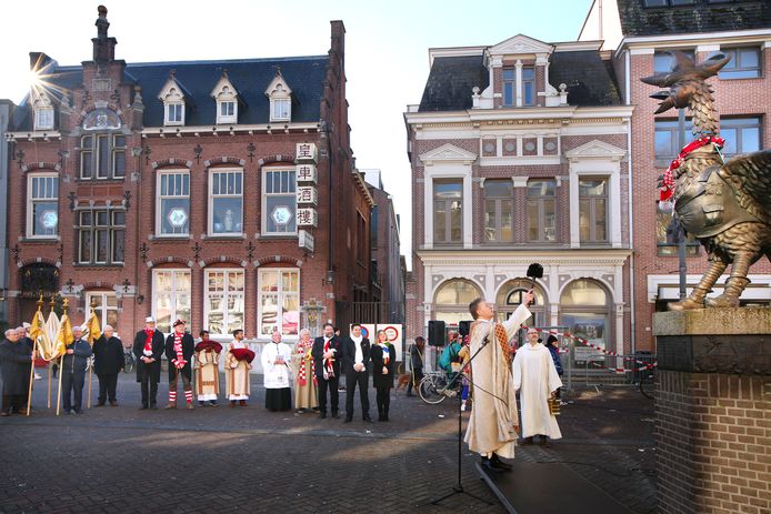 Van goej uize is natuurlijk het officiële motto van Tullepetaonestad dit jaar. Maar als er een alternatief gezocht moest worden zou dat zijn: veul ‘s ànders. Zo ook de traditionele carnavalsmis.

Want daar was toch het één en ander aan gesleuteld. De religieuze festiviteiten startten dit jaar met het zegenen van de Tullepetaon. Dan volgde de processie waarbij de Priens onder een heuse baldakijn begeleid werd naar de Onze Lieve Vrouwe kerk op de Kade voor de carnavalsmis. 

En ook daar hielden de veranderingen niet op. Geen eucharistieviering dit jaar; Pastoor Marc Lindeijer had een andere invulling in gedachte. De ene noemde die traditioneler, de ander meer carnaval. Het was vooral wennen volgens de meesten. De zussen Judith en Elma waren in ieder geval blij dat ze een uurtje langer konden slapen. De vernieuwde mis startte een uurtje later dit jaar.