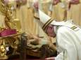 Paus veroordeelt “menselijke hebzucht en overdreven consumptiedrang” tijdens kerstnachtmis