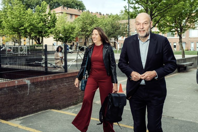 Marjolein Moorman en Rutger Groot Wassink op weg naar de presentatie van de Amsterdamse coalitie in basisschool ’t Koggeschip. Beeld Jakob van Vliet