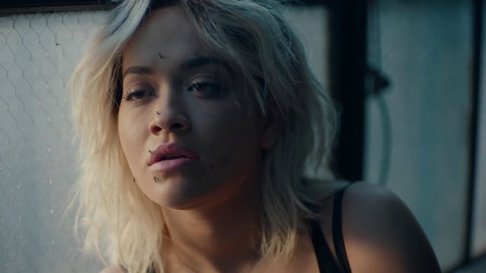Rita Ora in de videoclip van 'How To Be Lonely'