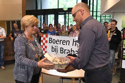 Boze boeren leveren sleutel stal in bij burgemeester
