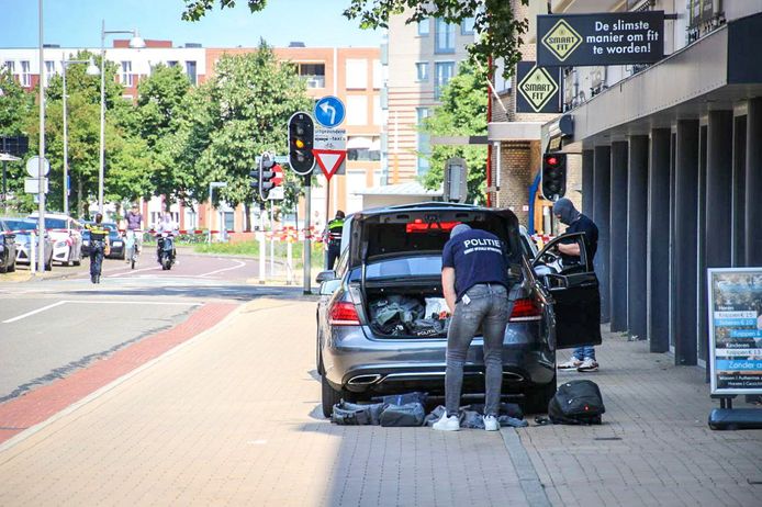 Leden van het arrestatieteam maken zich klaar.