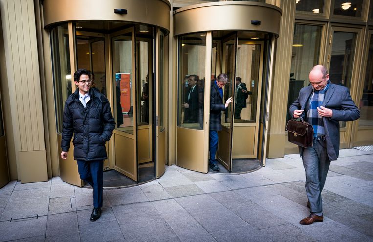 Rob Jetten (D66, links) en Gert-Jan Segers (ChristenUnie, rechts) op weg naar de Tweede Kamer tijdens een onderbreking van het coalitieoverleg. Beeld Freek van den Bergh / de Volkskrant