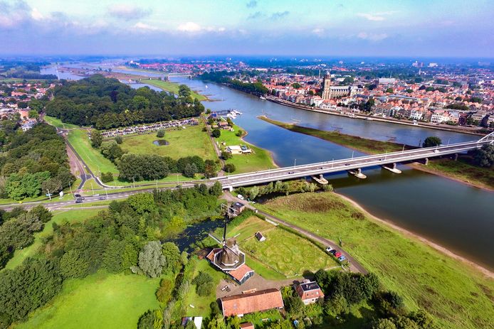 Links, tussen de twee bruggen ingeklemd, het Worpplantsoen plus de omliggende stukken grond. De locatie tegenover de skyline van Deventer was als eerste in beeld voor het Lowlands-festival.