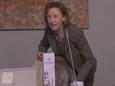 Algemeen directeur Carine Coppens deelt cadeautjes uit tijdens haar afscheid op de gemeenteraad.