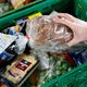 Slinkende voorraden bij de voedselbank door supermarktcampagnes tegen verspilling