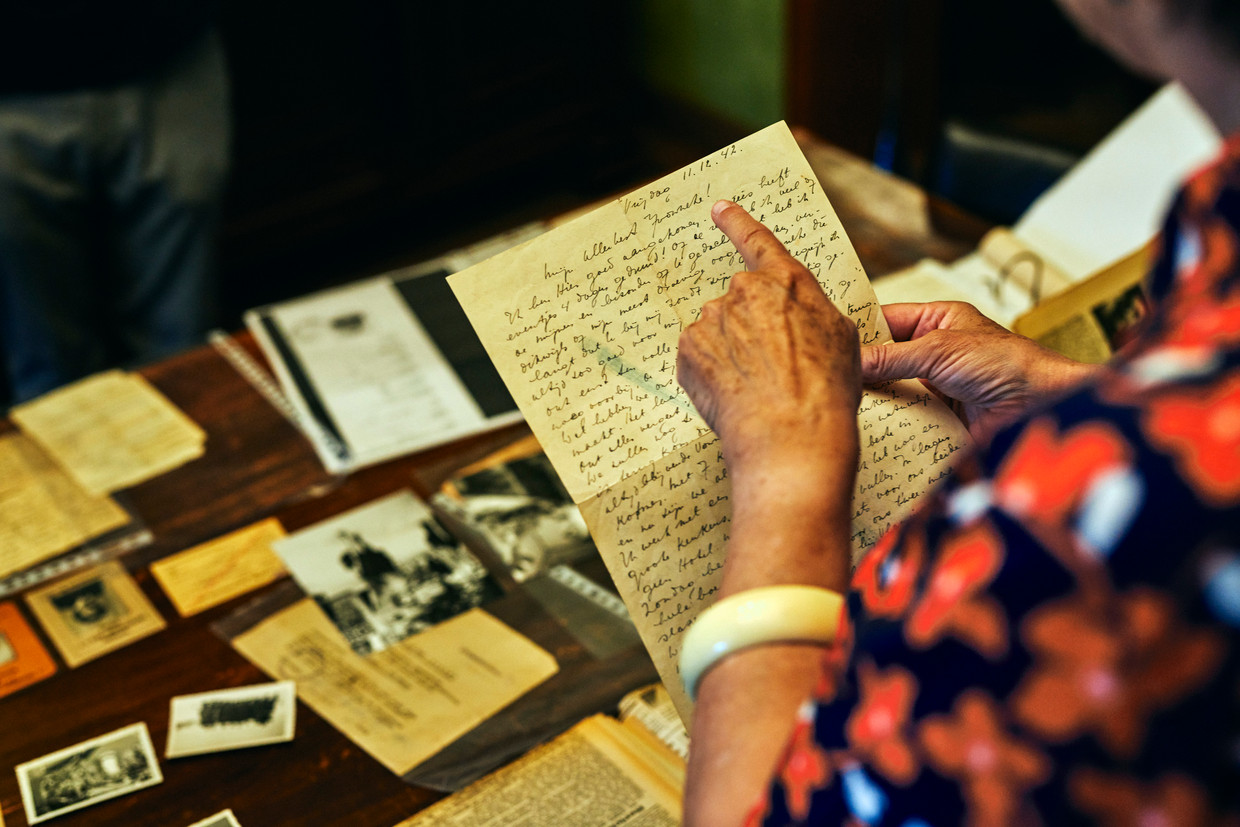 Annie Van Paemel leest de brieven die haar vader Willy verstuurde naar zijn toenmalige geliefde, Yvonne Schollen, vanuit Auschwitz.  Beeld Thomas Nolf