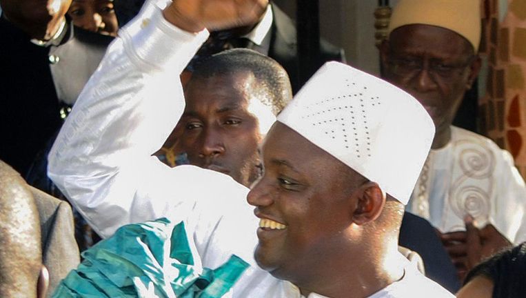 Adama Barrow tussen zijn supporters na zijn beëidiging Beeld epa