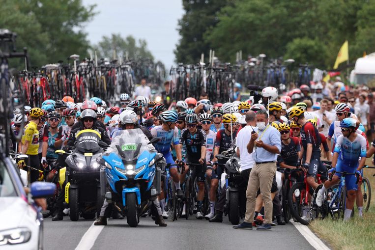 Het peloton in de Tour de France moest dit jaar stoppen vanwege een protest van klimaatactivisten. Beeld AFP