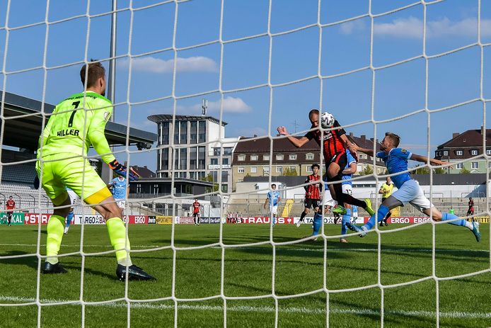 Dost kopt Eintracht Frankfurt op aangeven van Silva naar 0-2 in München.