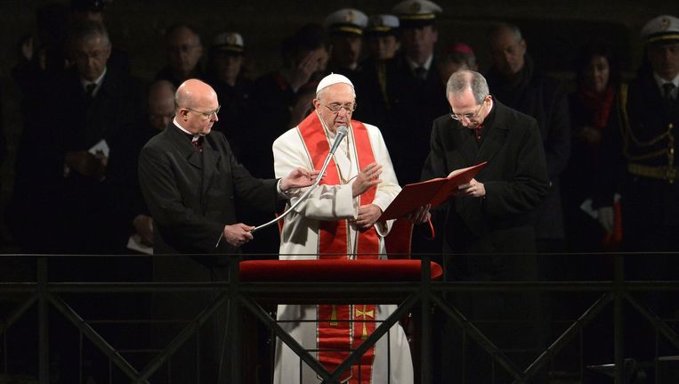 Paus Franciscus begroet de menigte tijdens de herdenking in het Colosseum. Beeld afp