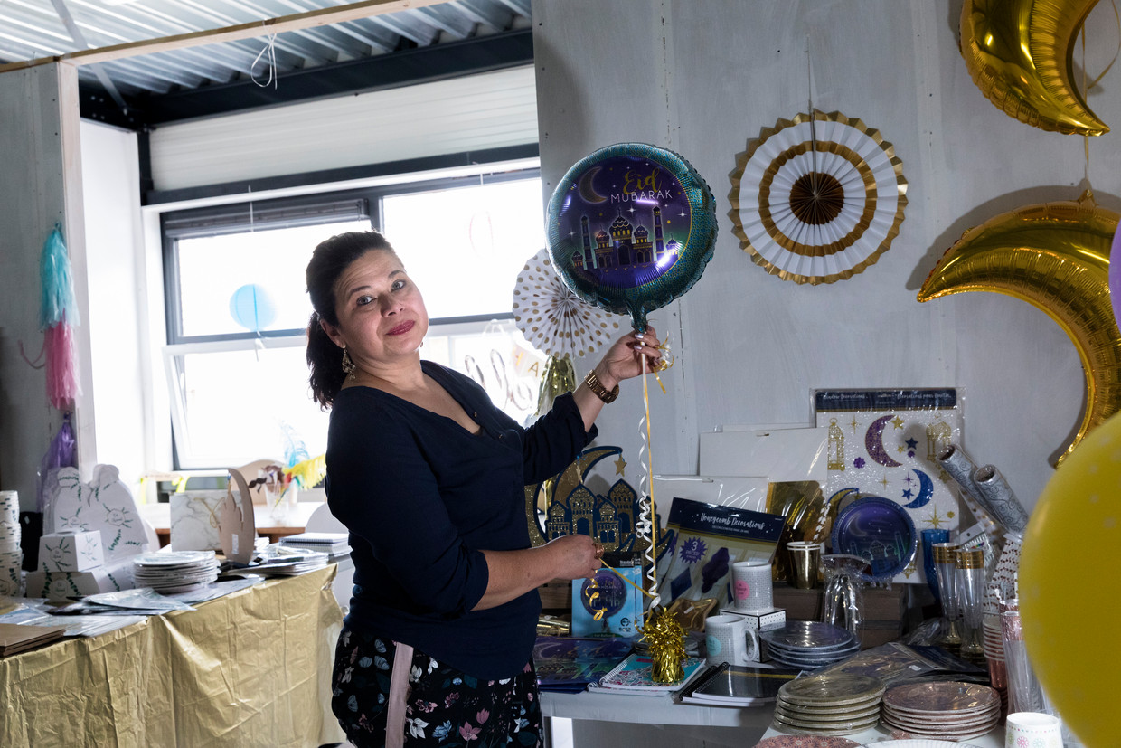 Sharma Soerjoessing in haar feestwinkel Partyzz in de Haagse Schilderswijk: ‘Ik heb het de laatste vijf jaar niet zo druk gehad als nu’.  Beeld Inge Van Mill