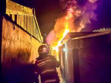 Woningen midden in de nacht ontruimd vanwege schuurbrand in Arnhem