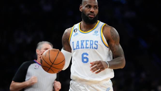 Triple-double en weer stapje dichter bij all-time topschutterstitel: LeBron James gidst Lakers naar zege in New York