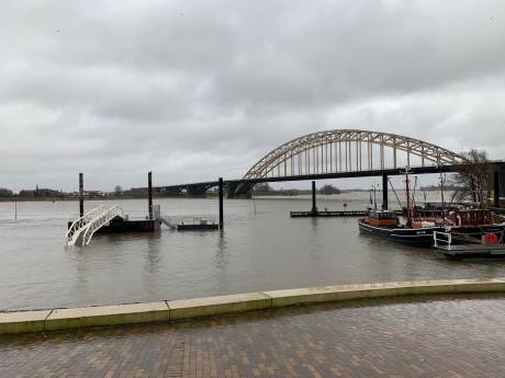 Teruglezen | Uiterwaarden en kades lopen onder: waterpeil in onze rivieren stijgt, Nijmegen sluit terreinen langs Waal