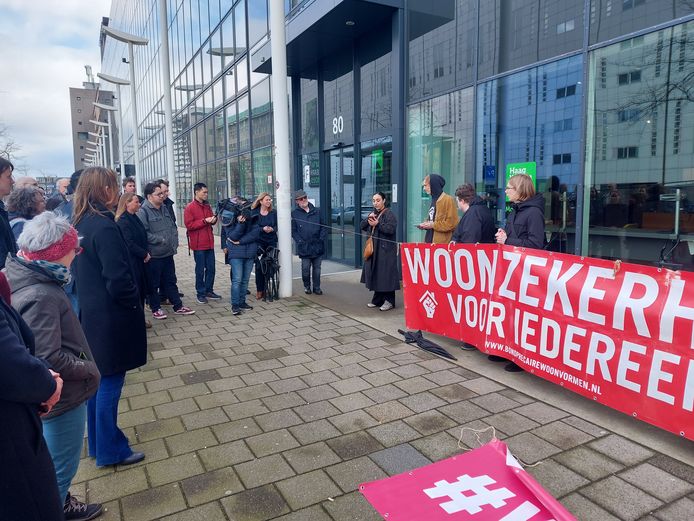 Het protest vond plaats voor de ingang van woningcorporatie Haag Wonen in Den Haag, waar huurders hun verontwaardiging uitspreken over de plannen van de corporaties.