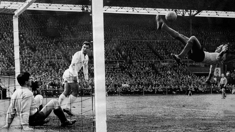 April 1960, Nederland  - Bulgarije. Humphrey Mijnals maakt zijn befaamde omhaal. Beeld Pim Ras