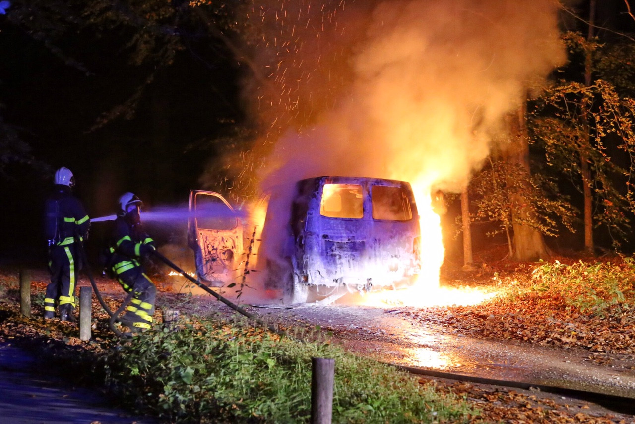 Een Volkswagen bus brandde volledig uit in Knegsel.