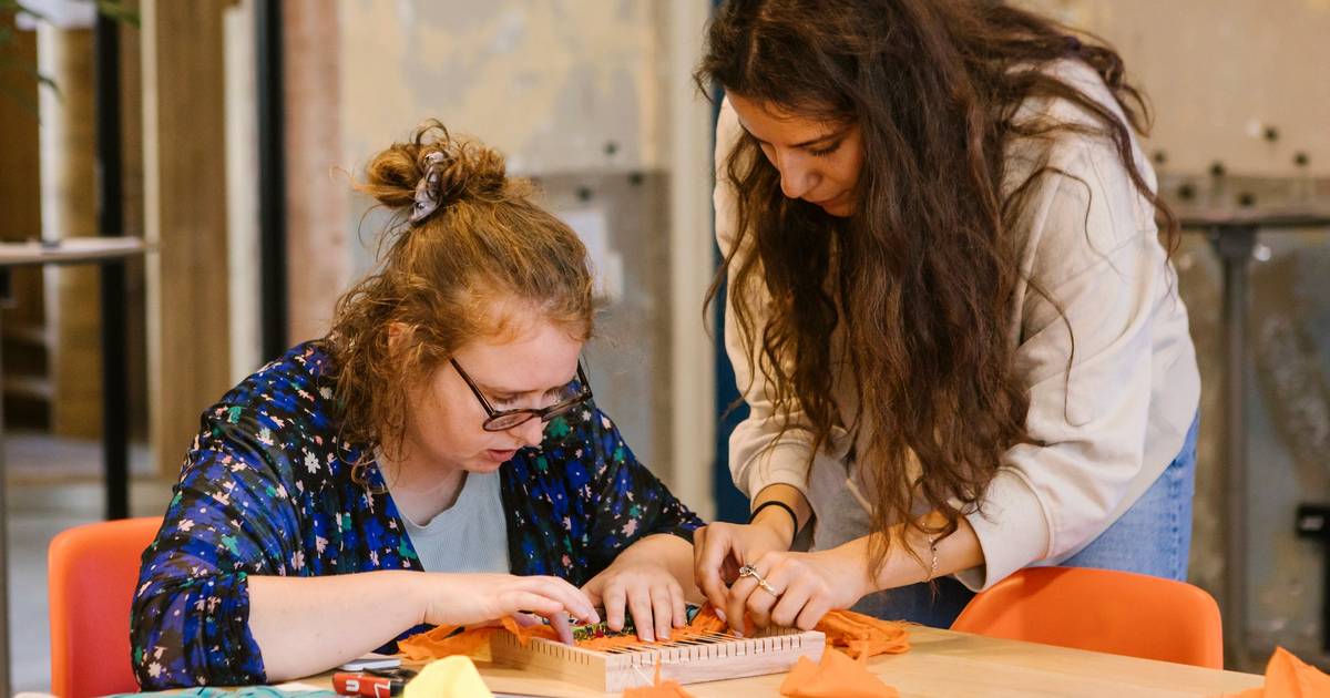 20 jaar nadat 310 vrouwen samen de Delftse Jurk maakten, kan je ...