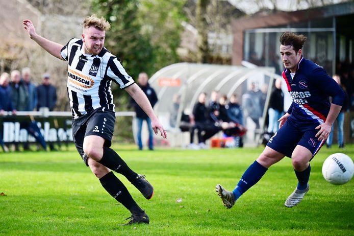 Zwen Nijeboer werkt de bal weg namens Kloosterhaar tegen Bruchterveld. De ploeg begon thuis nog wel goed aan de derby, maar na negentig minuten stond er toch 0-4 op het scorebord.