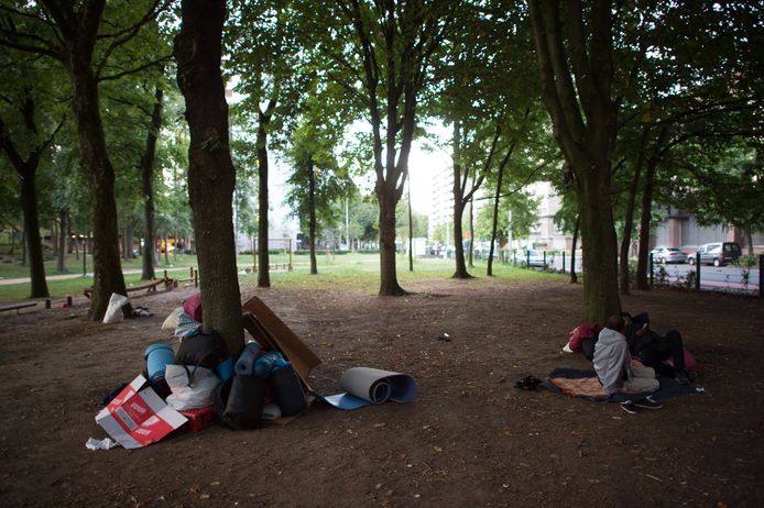 Het Maximiliaanpark in Brussel, waar verschillende transmigranten verblijven.