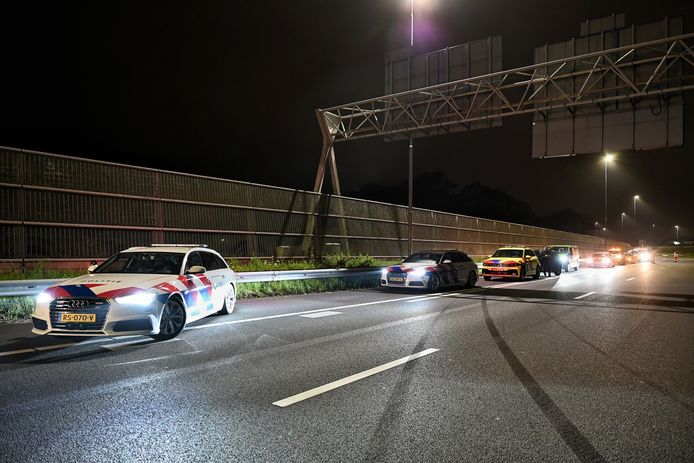 Een bestuurder raakte zwaargewond nadat diegene tegen de vangrail was gebotst.