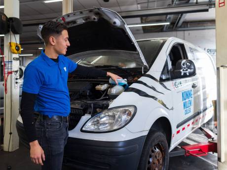 Studenten autotechniek Jorrit en Milan rijden in een Mercedesbusje naar Gambia om het daar weg te geven