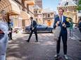 Demissionair minister Hugo de Jonge van Volksgezondheid, Welzijn en Sport na overleg over corona. Op de achtergrond loopt demissionair premier Mark Rutte naar binnen bij het Ministerie van Algemene Zaken.