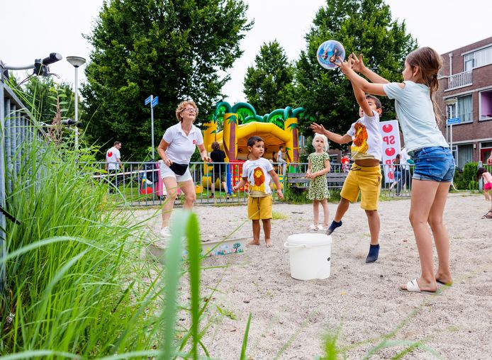 SP Tilburg heeft zaterdag bij de Gerard van Nuenenstraat een speelplek gemaakt. Hier was vroeger een speeltuin, nu ligt er slechts een lege zandbak.