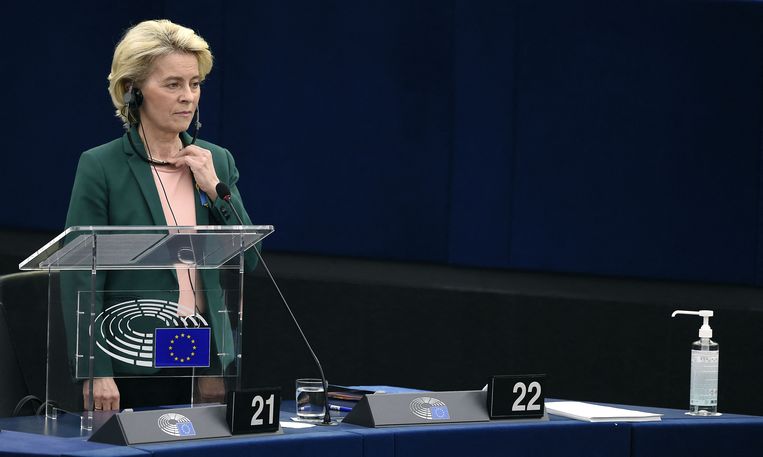 Voorzitter Ursula von der Leyen van de Europese Commissie tijdens het vragenuur, dinsdag in Straatsburg. Beeld AFP
