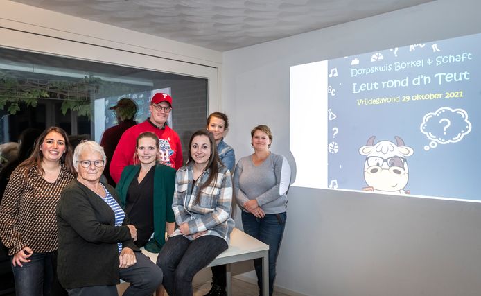 De organisatie van de dorpskwis in Borkel & Schaft, met van links naar rechts: Maartje, Mientje, Miriam, Willem, Lisanne, Mariëlle en Cis.