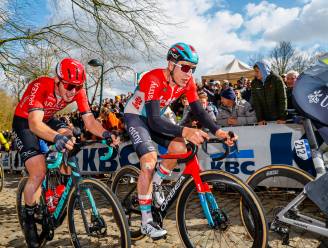 Mogelijk geen Ronde en Roubaix voor De Lie na nieuwe offday in Gent-Wevelgem: “Deze jongen moet ‘resetten’”