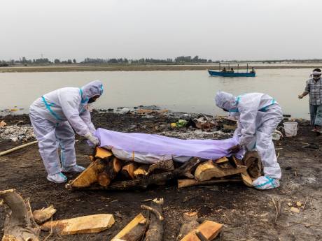 Des dizaines de corps présumés morts du coronavirus s'échouent sur les rives du Gange