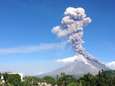 Timelapse: Filipijnse vulkaan spuwt lava honderden meters de lucht in 