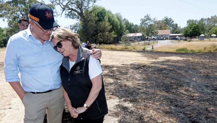 De Australische premier Scott Morrison troost een getroffen bewoner in Woodside.