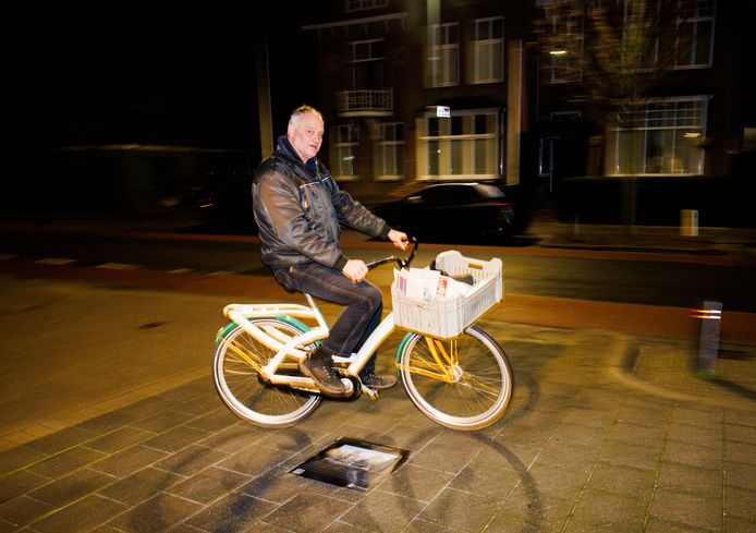 Geruïneerd Majestueus pedaal Jens van Dongen schuift al 36 jaar het nieuws door de bus: 'Eruit om de  krant te bezorgen, dat houdt me fit' | Tilburg e.o. | bd.nl