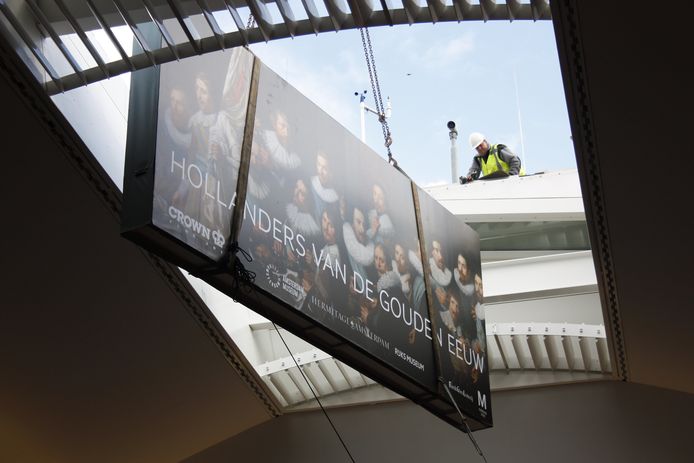 Schutterstukken van het Amsterdam Museum gaan door het dak van de Hermitage tijdens de verhuizing van een aantal groepsportretten uit de zeventiende eeuw voor de tentoonstelling ‘Hollanders van de Gouden Eeuw’.